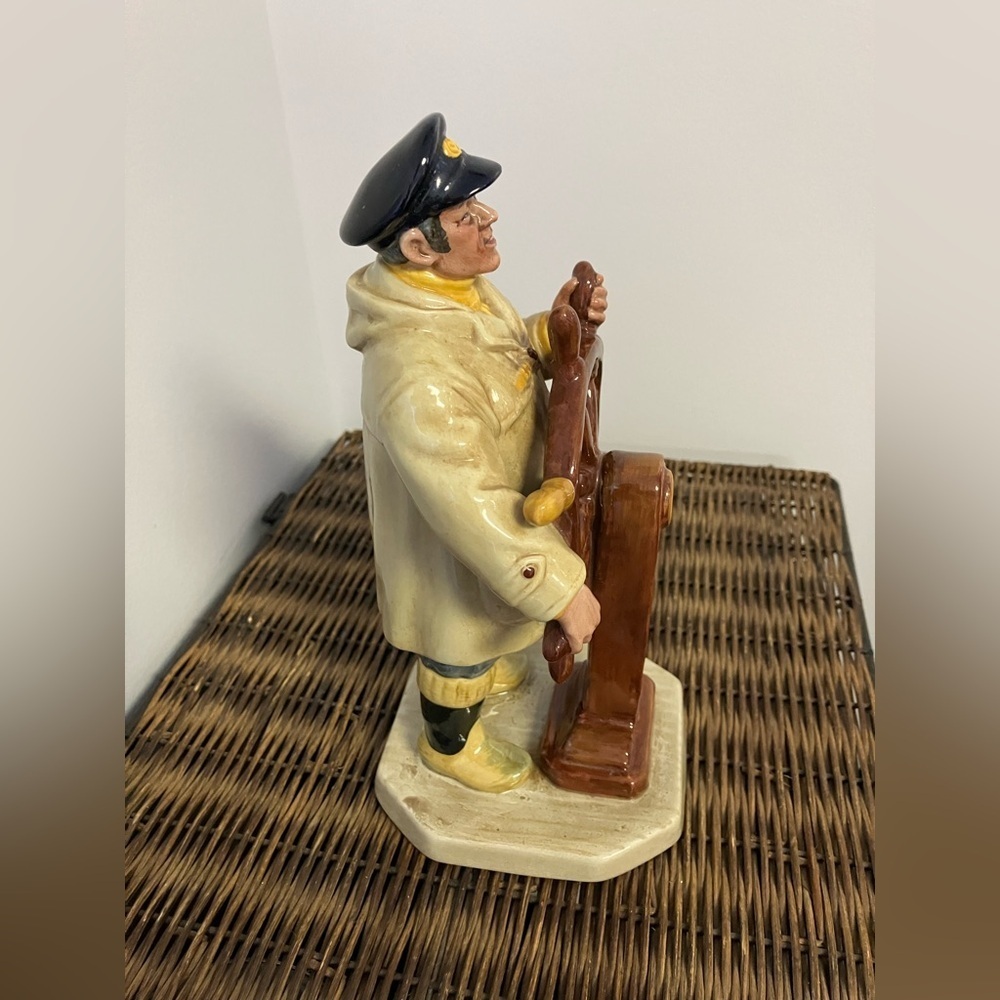 Royal Doulton Nautical Figure in Cream and Brown - Picture 4 of 10